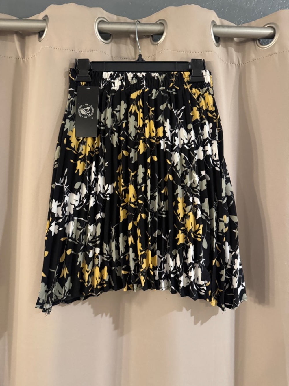 NWT S.Christina Collection Pleated Floral Mini Skirt